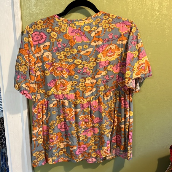 Rusttydustty Large top. 100% viscose  pink floral on grey background - Picture 2 of 6